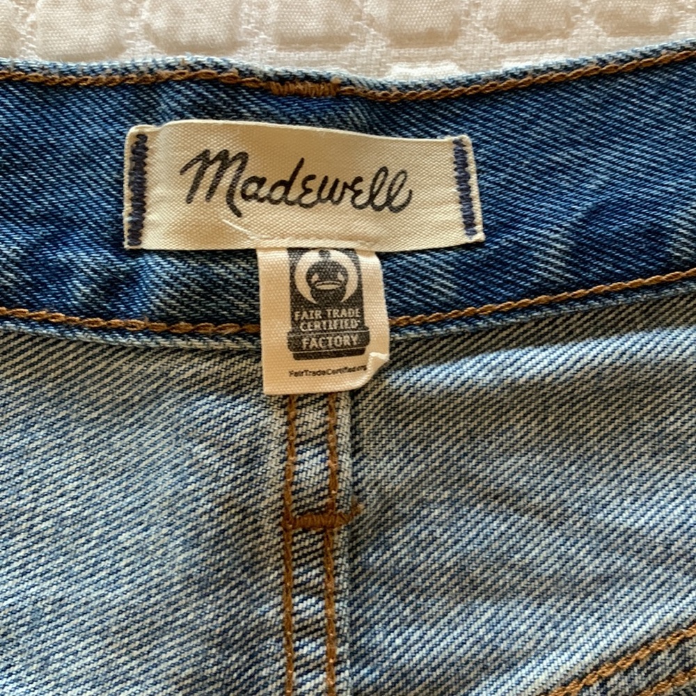Like new Madewell relaxed fit denim shorts. Size 26. 5” inseam. - Picture 5 of 12